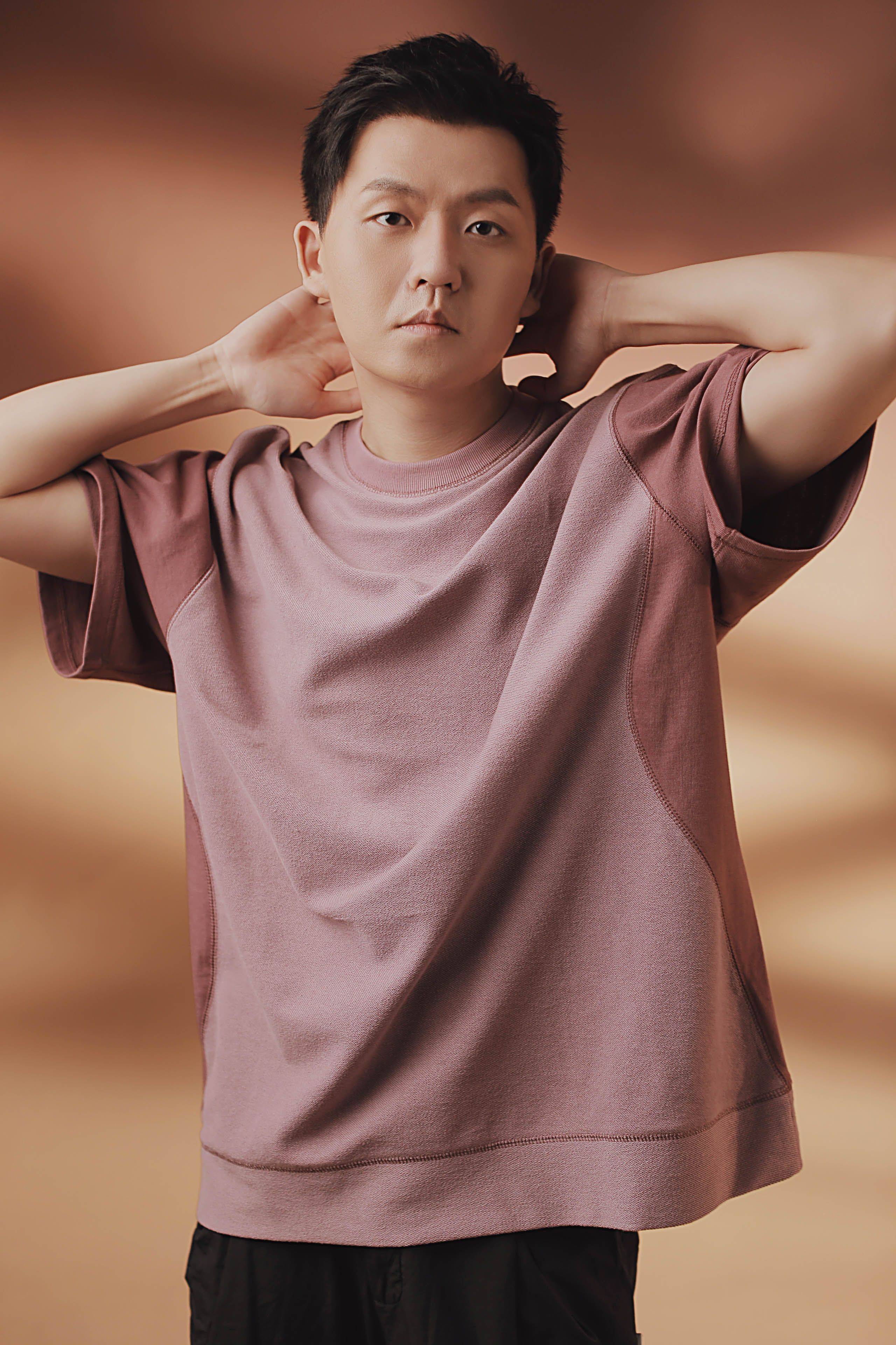武麟粉色暗纹运动衫写真上线 彰显典雅男生内敛气质