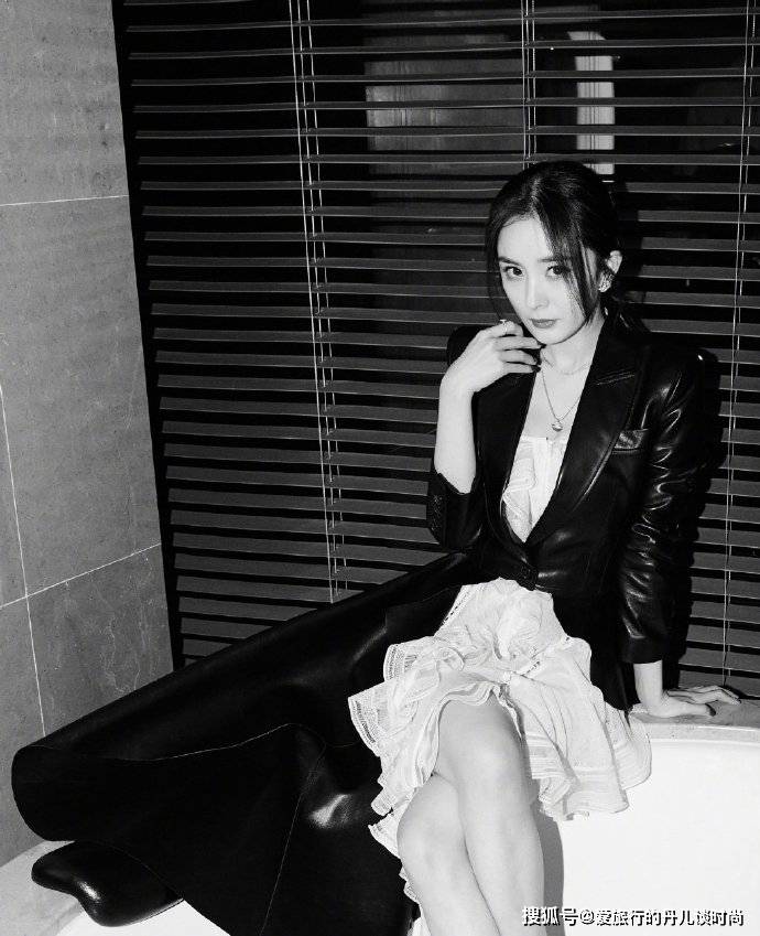 杨幂 杨幂一袭白色精致裙装搭配黑色收腰皮衣，性感耀眼又高级