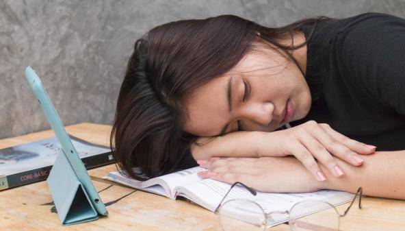 眼睛|不论男女,晨起时若有这4种症状,十有八九是肝不好,别忽视了