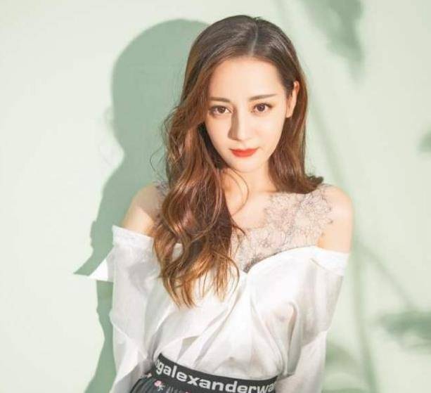 永久那些妆容一成不变的女明星，迪丽热巴上榜，榜首被称为半永久妆容