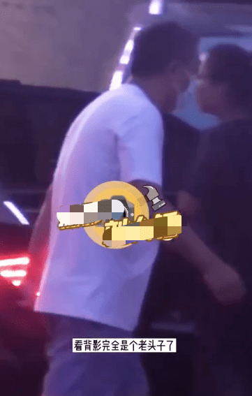 51岁张嘉益疑似病情加重,背影佝偻直不起身,饱受折磨已26年