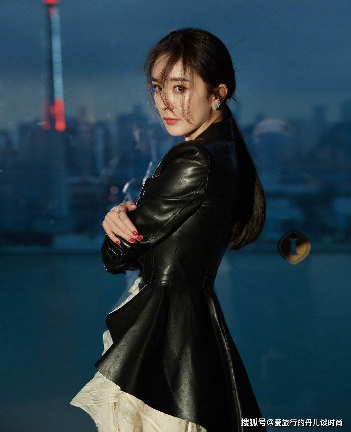 杨幂 杨幂一袭白色精致裙装搭配黑色收腰皮衣，性感耀眼又高级
