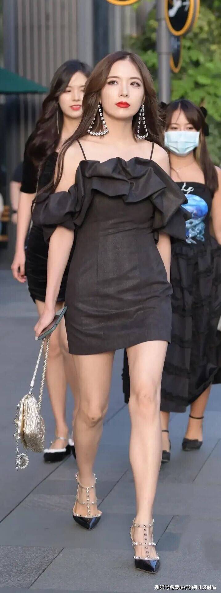 黑色 小姐姐脚踩黑色吊带连衣裙，脚踩黑色尖头鞋，时尚又显个性