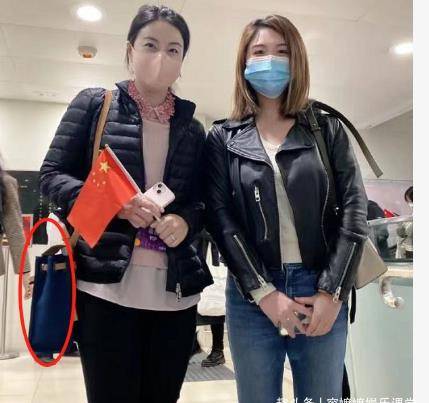 奥运|40岁郭晶晶被粉丝求合照！外套只遮一半身体，手上罕见拎名牌包包