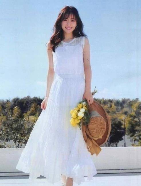 潘虹老 67岁潘虹老得很真实，穿国风套装不扮嫩，素颜出镜优雅又大方