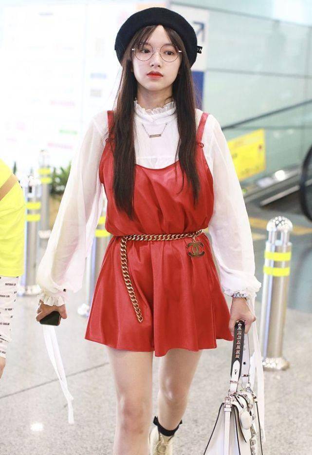 程潇真是仗着肤色白穿红色短裙秀美腿私下里看着真挺嫩的