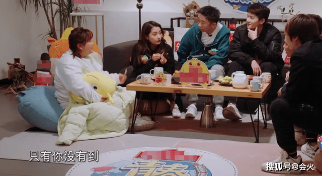 39岁贾玲睡觉被偷拍!头发凌乱肉脸通红,脚裸被袜子勒出一圈肉