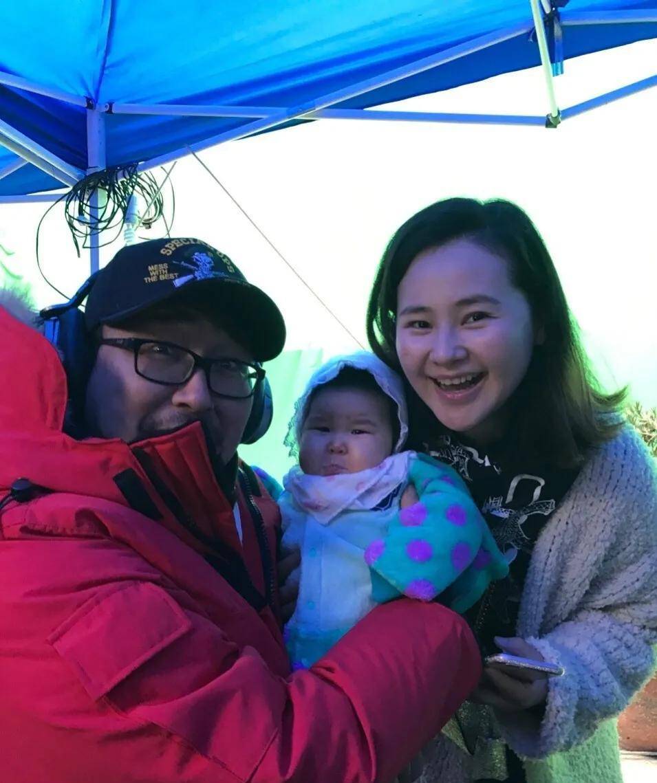 导演老公的甜蜜生活,育有一女,经常带女儿探班_周琳皓_感情_性格开朗