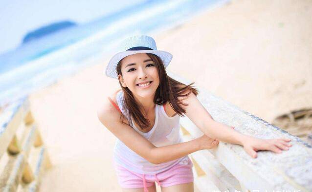 网友们看到这段视频后,有人评论称誉黄小蕾跳舞很专业,还有人劝她要