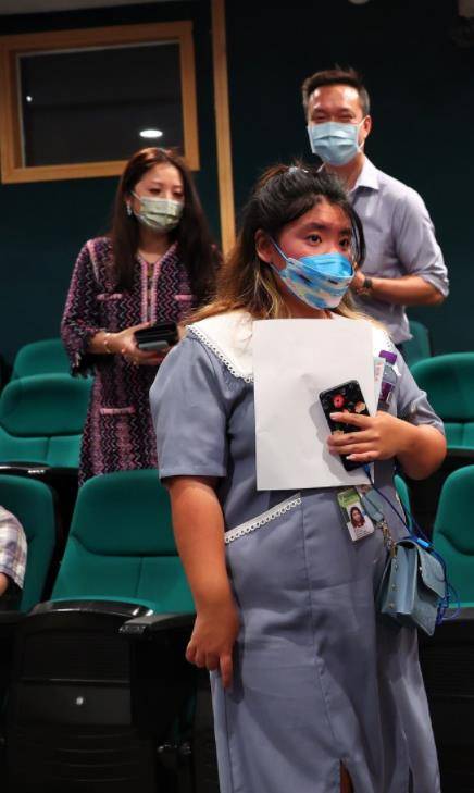 体型 胡慧中一家罕见亮相，打扮低调戒指却显阔气，21岁女儿体型超过爸