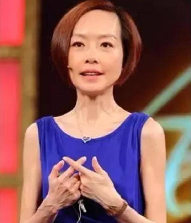 因为女星双手出镜被“吐槽”，手部缺少保养太粗糙，与颜值年龄不相符