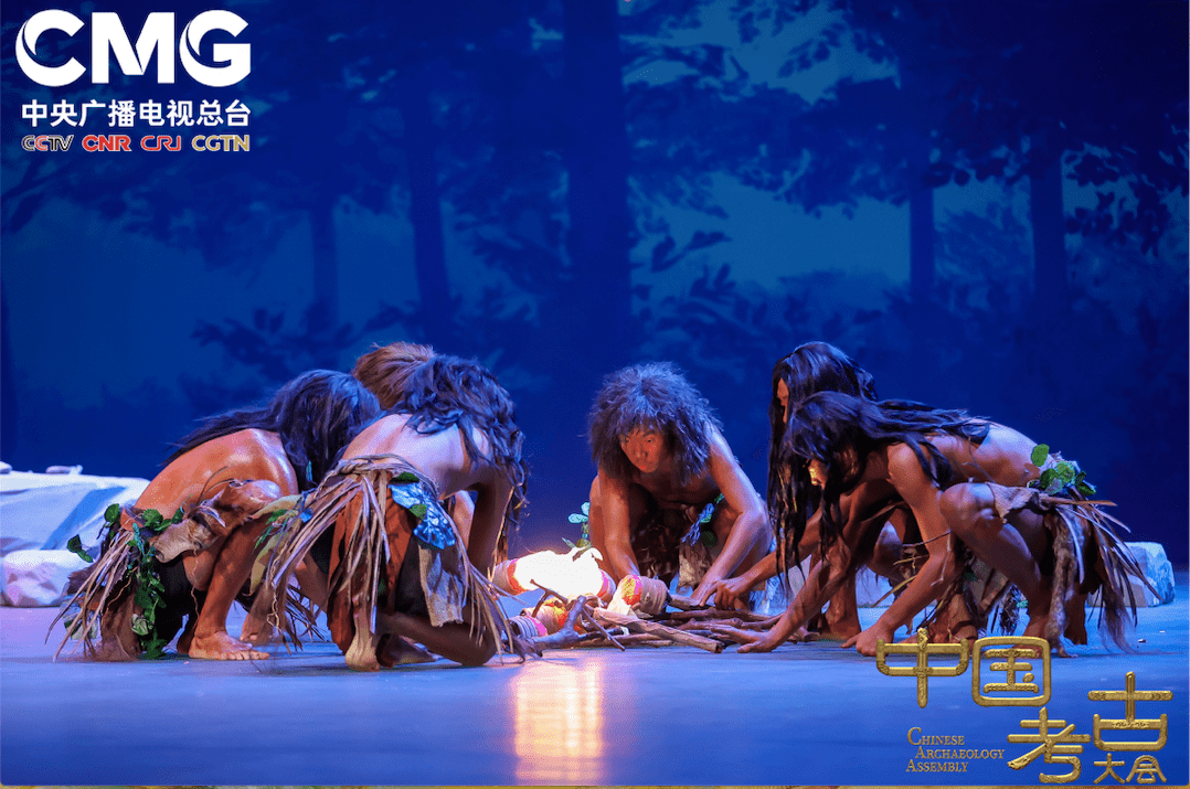 另外,节目还通过一场舞台秀表演,复现了山顶洞人的狩猎场景;通过"考古