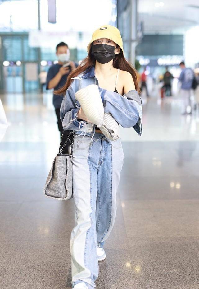 显得 郑合惠子这衣服没啥穿的必要，露着一大截肩膀，显得身材真棒