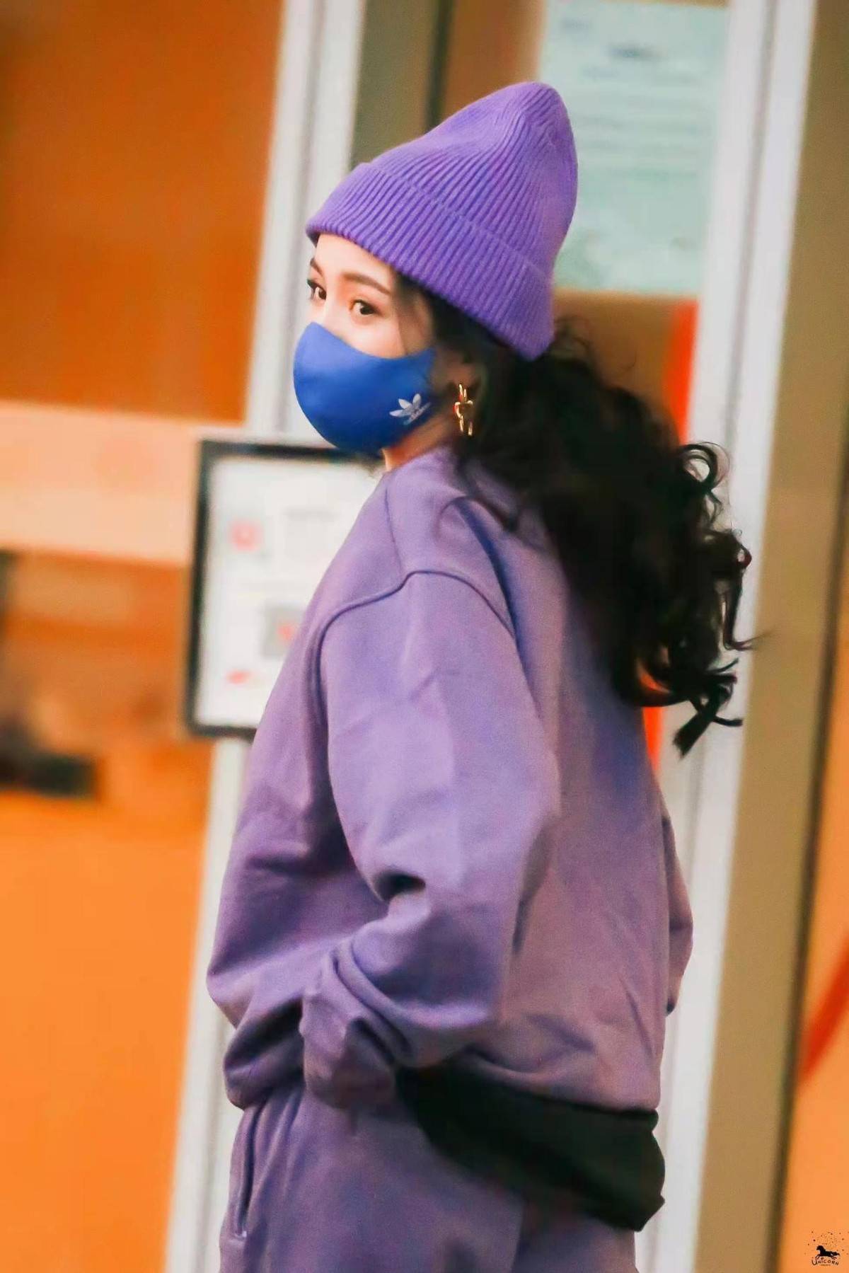 黑色 杨幂:卫衣如何百搭花式穿法!卫衣+纱裙,俏皮又可爱完美结合!