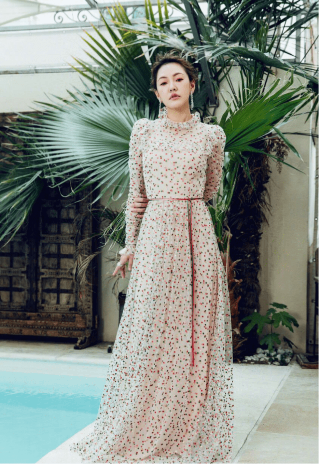 设计 小S太有“贵妇范儿”，宝蓝色羊羔毛外套保暖贵气，时尚感爆棚