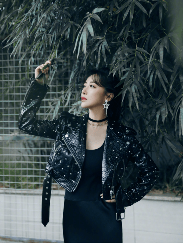 显得 陈紫函越活越年轻了，皮外套搭配紧身连衣裙大秀好身材，洋气酷炫