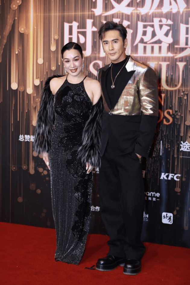 显得 女人美不美全在打扮上,钟丽缇穿黑裙好贵气,看不出大张伦硕12岁