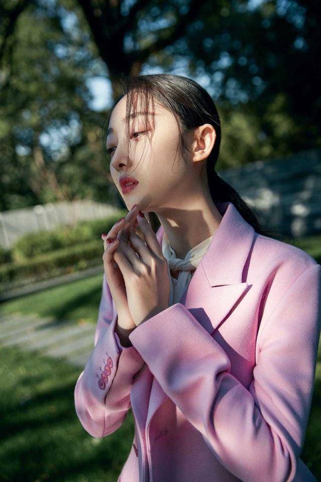 身材 蒋梦婕越来越会穿了！西装搭配粉色半身裙甜美减龄，大长腿更吸睛