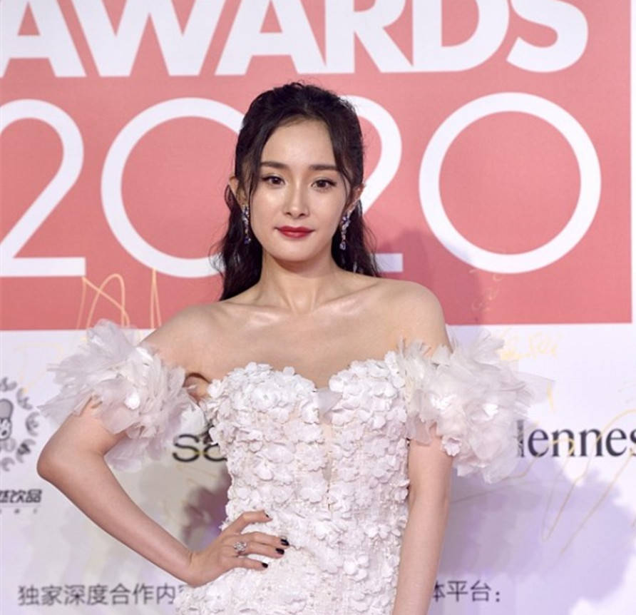 眉骨红毯怼脸照，为了上镜更美更闪亮，女明星们都用什么小技巧？