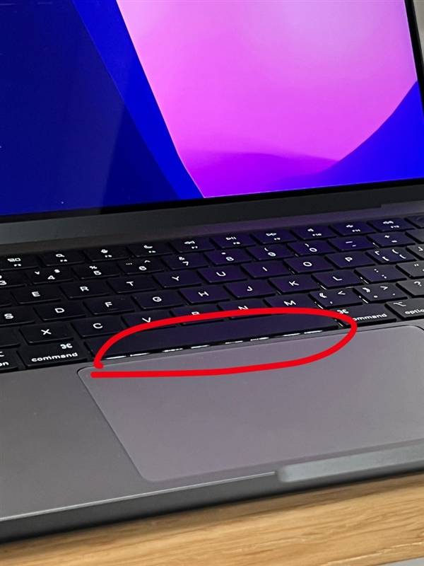 空格键|曝苹果MacBook内屏无故碎裂 售后称其为保外事件