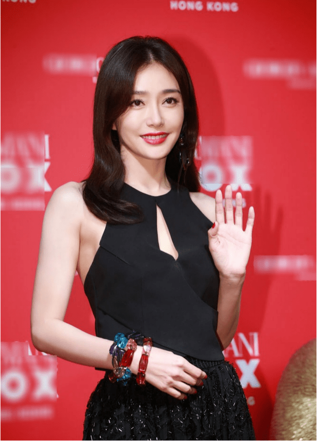 骨子里 秦岚衣品真不错！身穿粉色吊带连衣裙优雅端庄，温柔精致到骨子里