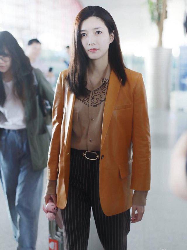 黑色 江疏影太有“女神”范了，身穿衬衫搭配条纹西裤走机场，干练大气