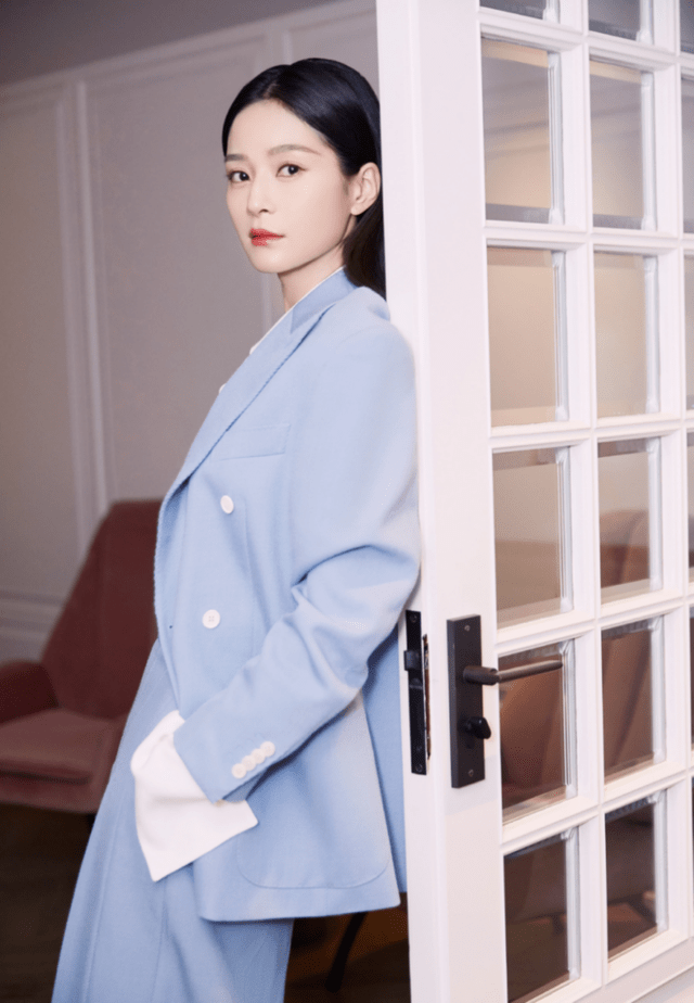 王媛可 王媛可太有“国际范”,身穿蓝色西装干练利落,高级精致