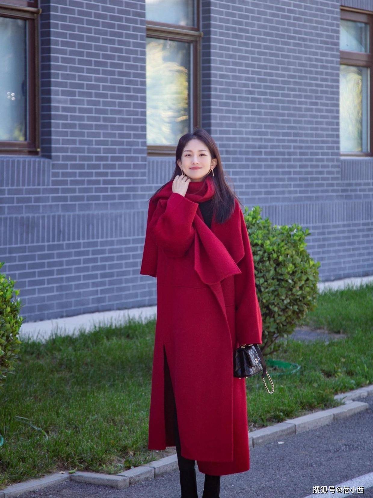 下半身 冬季还是穿“红色大衣”最洋气,配裤子、裙子,比你想象中更高级