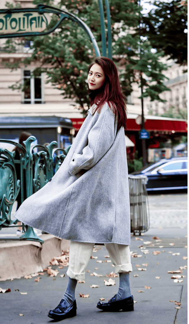 感觉 陈钰琪到底有多美?浅灰色大衣温柔优雅,酒红色长发妩媚妖娆