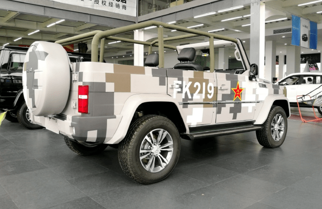 敞篷版的北汽bj80迷彩涂装很抢眼而车上的两个字更霸气