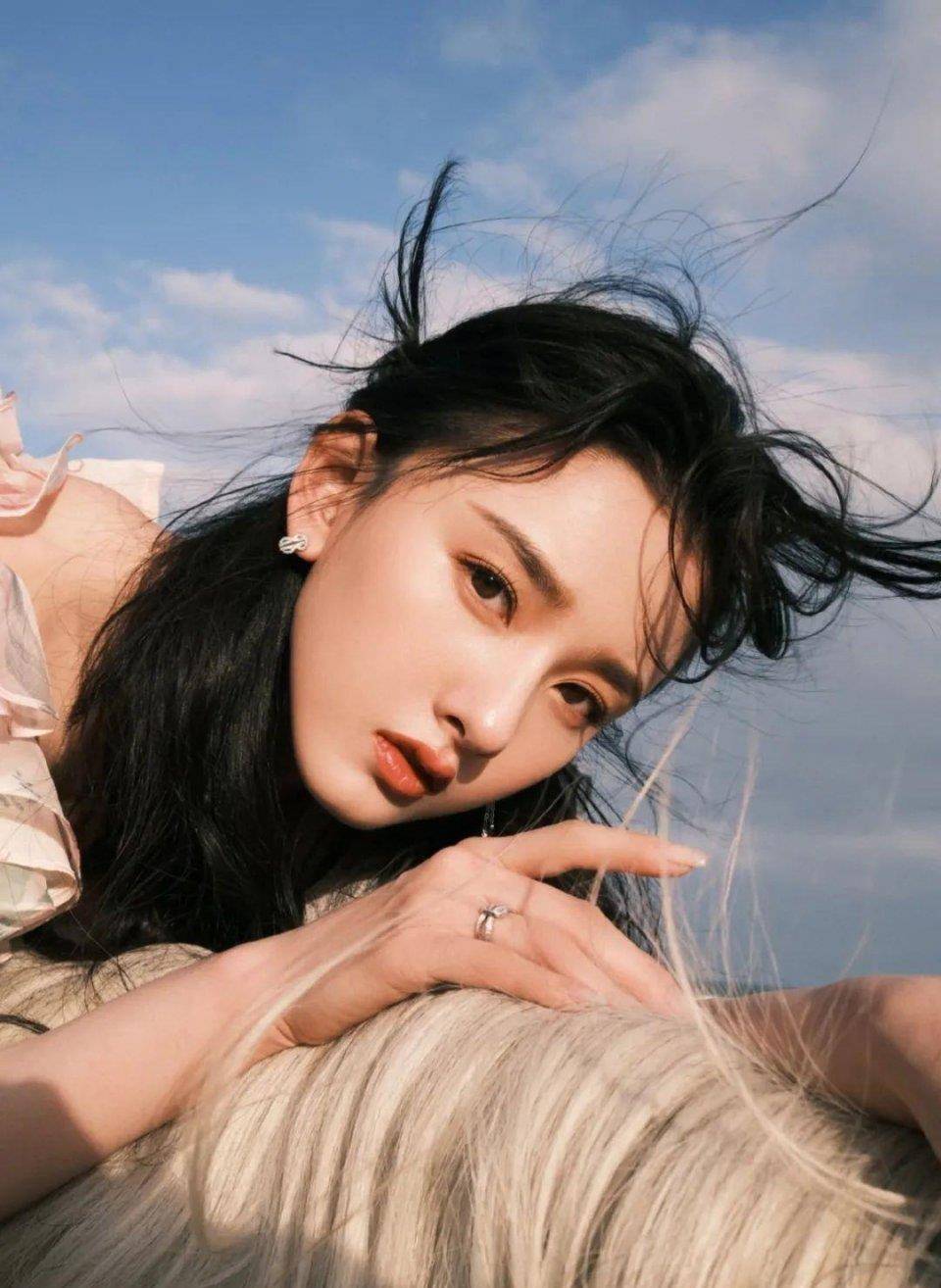 陈坤挺没有原则的,他到现在还偏帮着某个白莲花女星,觉得当初是某个