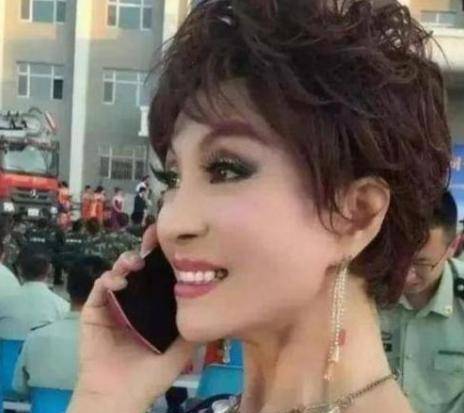 时间比杨丽萍更爱美，连续30年不吃晚饭，患癌手术不忘化妆，今如何