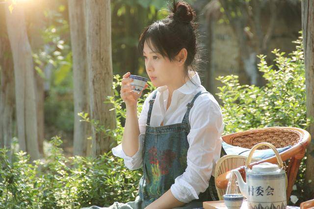 农具 刘若英罕见现身！衬衫配背带裤清新减龄，手拿农具干农活好接地气