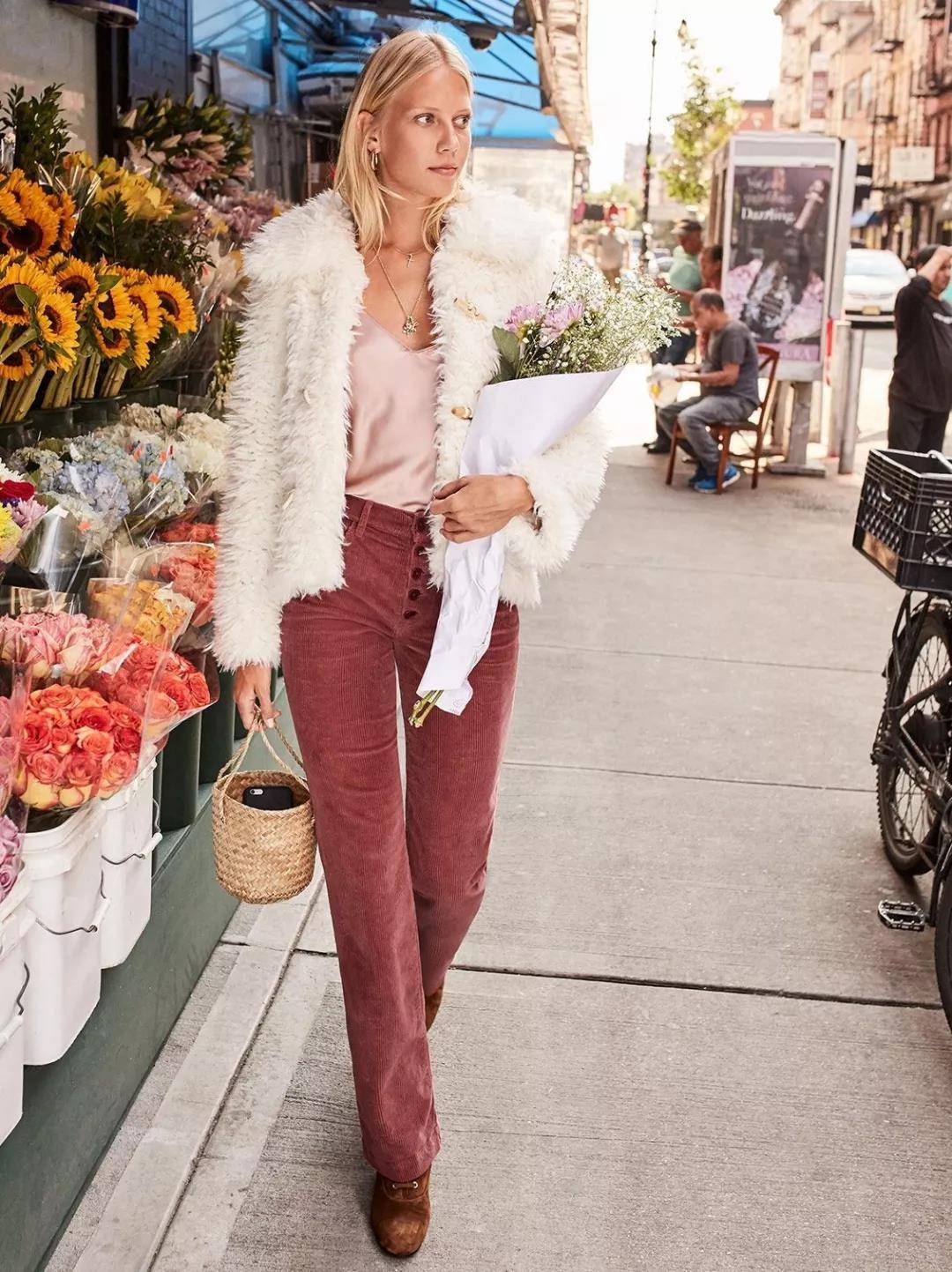 灯芯绒 不要再穿阔腿裤和小黑裤了，今冬这条裤子最流行！保暖显瘦真好穿