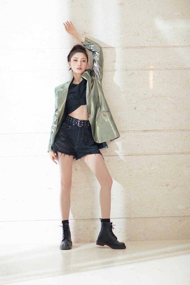 高跟鞋 江疏影怎么可以那么美？穿漆皮开叉连衣裙大秀火辣身材，美翻了