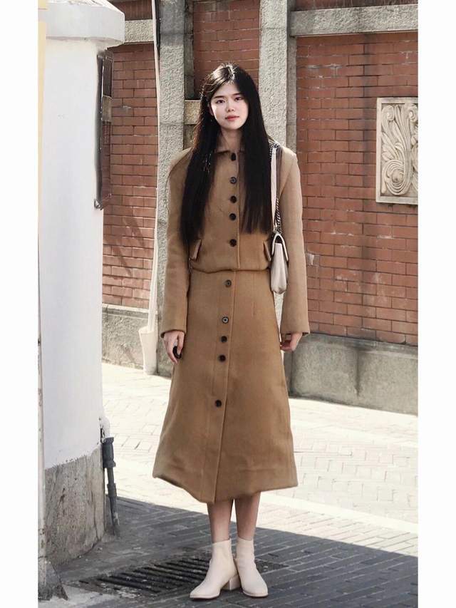 氛围 冬日氛围感穿搭指南，姜黄色大衣配白色阔腿裤，慵懒又随性