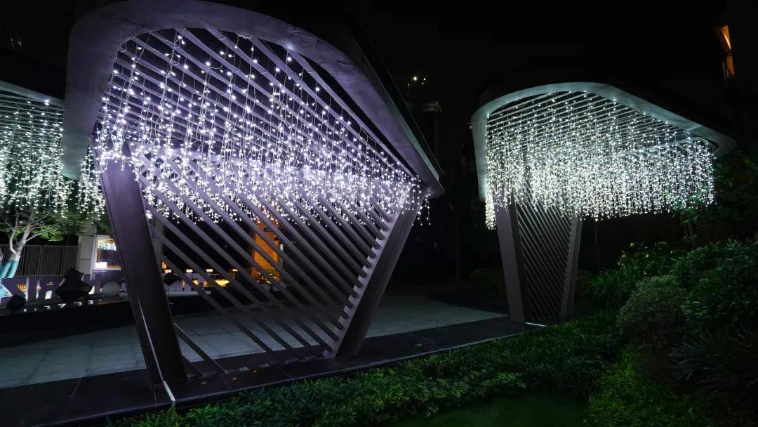 一串串星星细灯,为廊架赋予风与光的印记.