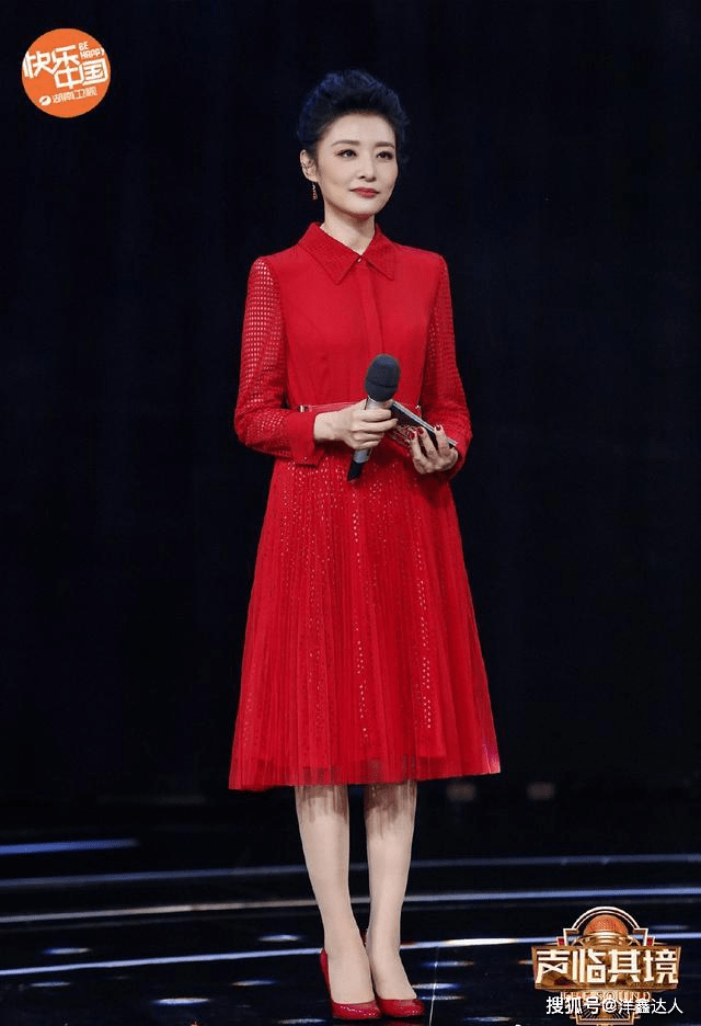 好身材 周涛走出央视也放开了，穿V领裙首秀好身材，“秋波妆”真减龄