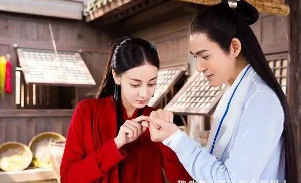 因为|热巴搭档龚俊演古偶，《帝皇书》中枪，长成这样就别演古装美人了