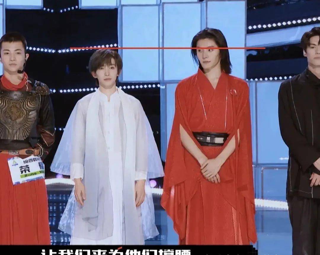 白上十男团成员比女星妆感还浓，手腕胸口抹粉，“踩高跷”成男版鞠婧祎