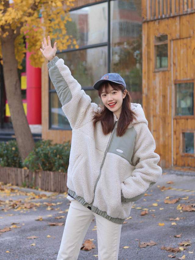 颜色 比大衣暖和，比羽绒服时尚，冬天的羊羔毛外套比想象更漂亮