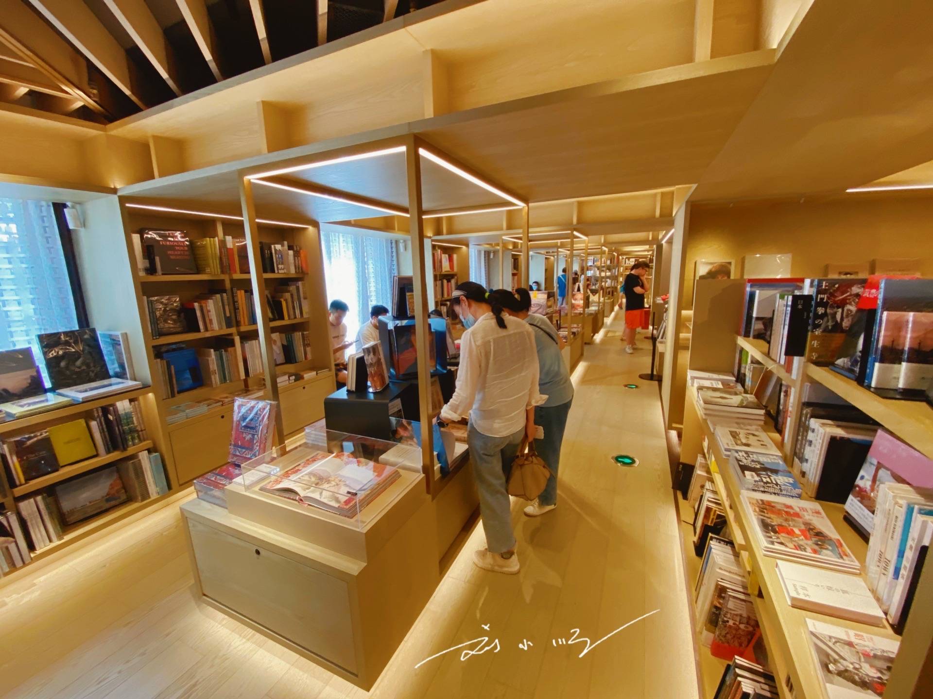 日本著名书店来上海开分店，进门之前需要预约，已成为网红打卡点