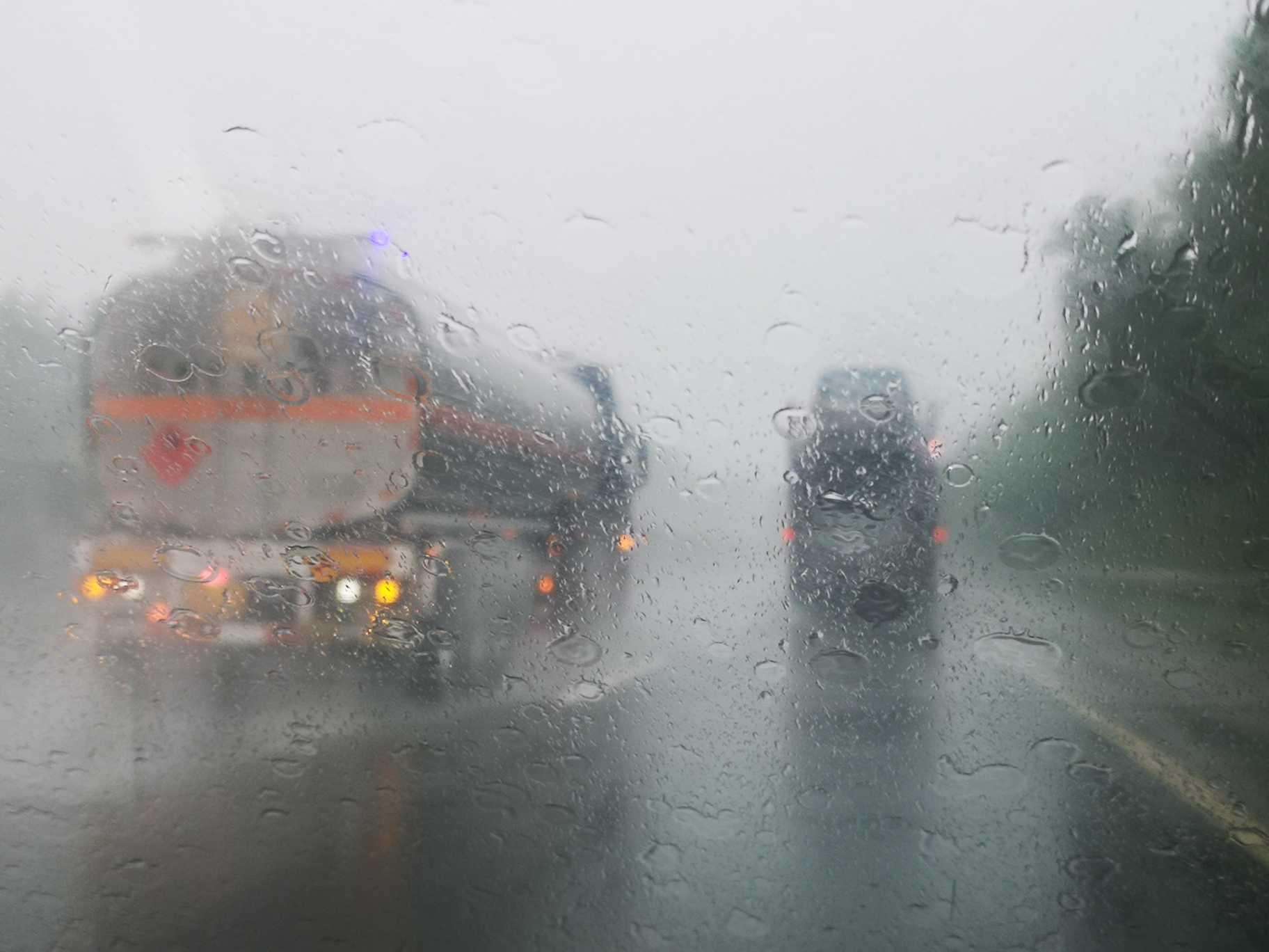 暴雨天气开车车上的这个功能记得关掉很多司机都吃过亏了