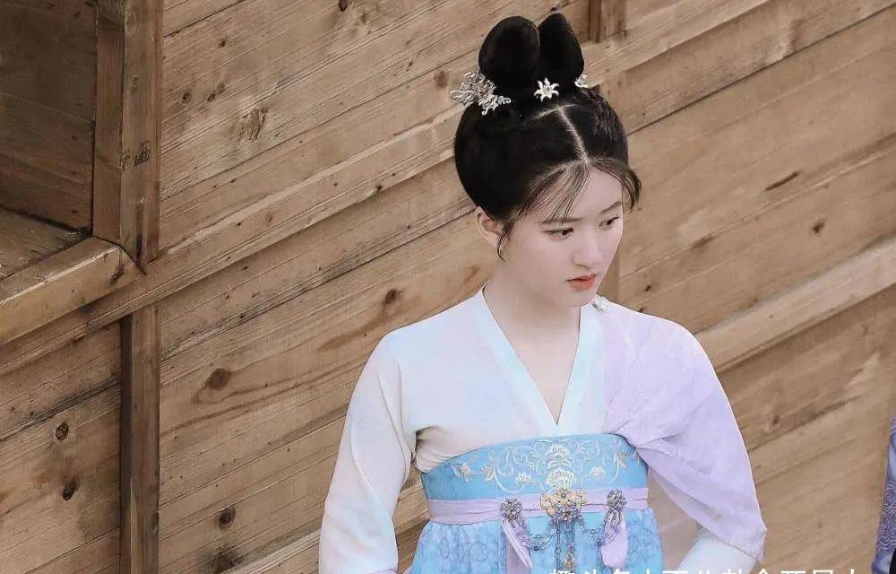 因为|热巴搭档龚俊演古偶，《帝皇书》中枪，长成这样就别演古装美人了