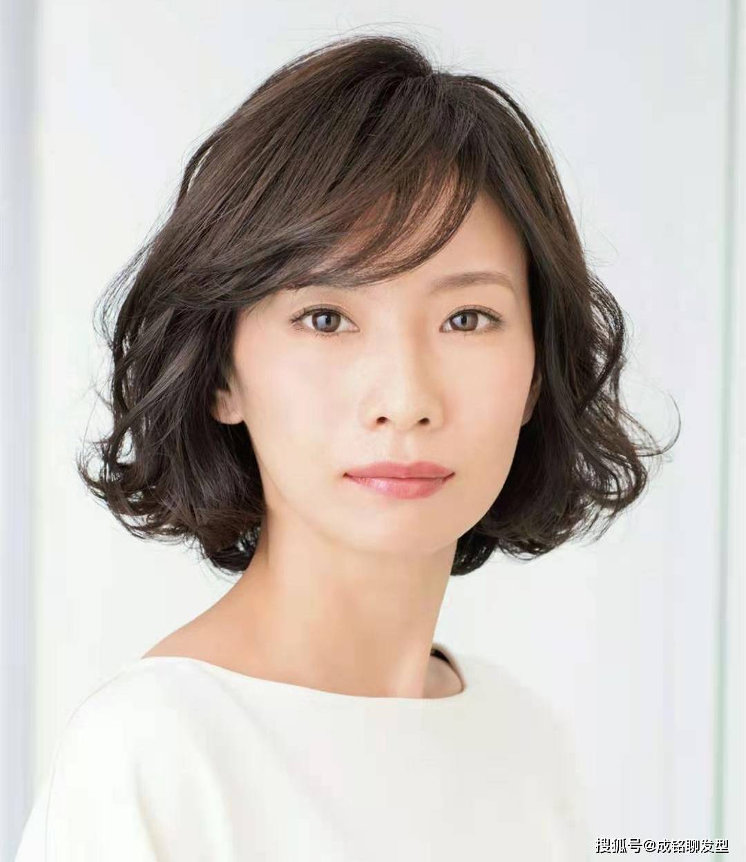 发型这才是中老年人最美的发型，柔美蓬松烫+减龄染发，想不年轻都难