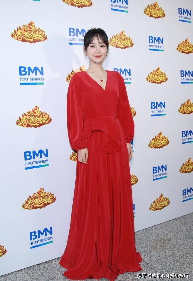 少女 同穿红衣录春晚,关晓彤狂秀108cm长腿太少女,杨紫变阿姨被狂虐