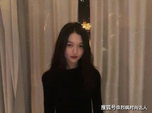 发型 李嫣终于换发型！烫卷发扎俏皮苹果头，高清照无惧暴露嘴唇很自信