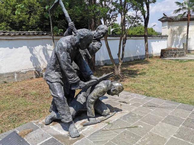 一墓园跪着四名日军,日本多次想要回,网友:继续跪着吧_远征军_雕像