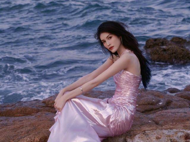 被称为维密的"亲闺女"带上翅膀一路高飞的何穗却心机孤立超模前辈刘雯