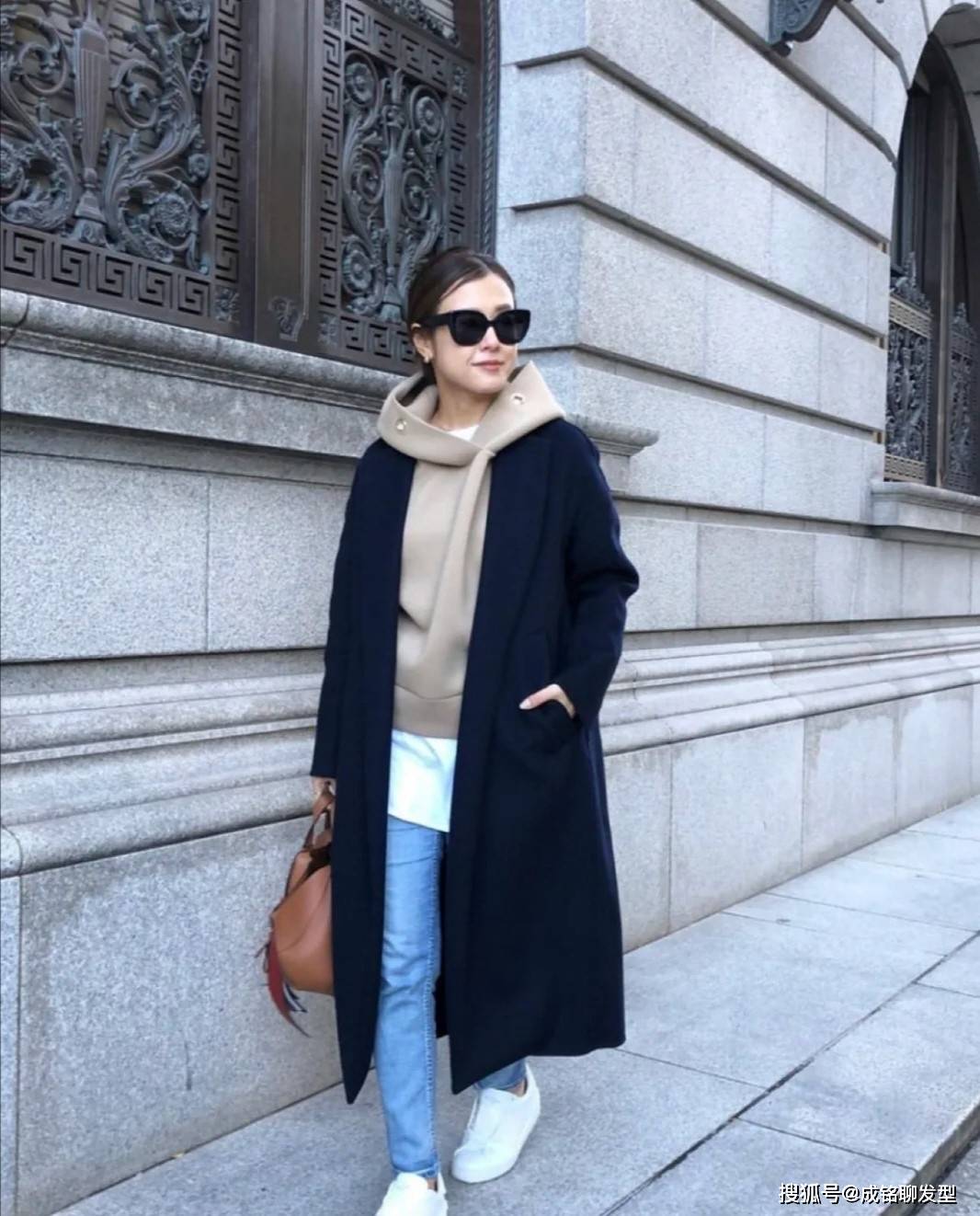 服装 越简单越高级，女人过了四十就别穿得太花哨，这几种搭配洋气减龄